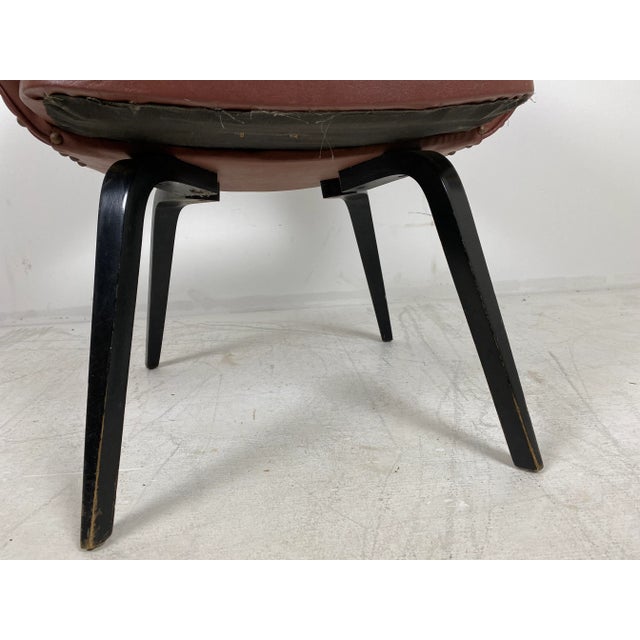 Maroon 1960s Vintage Eero Saarinen for Knoll Style Vinyl Arm Chair For Sale - Image 8 of 10