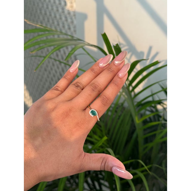 Green Modernist Pear Shape Emerald & Diamond Halo Ring in 14k Yellow Gold Size 9 For Sale - Image 8 of 17