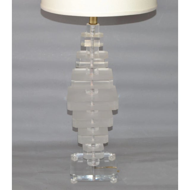 1970s Mid-Century Modern Variegated Tiers Lucite Table Lamp For Sale - Image 5 of 12
