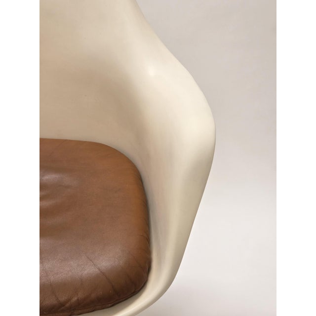 Eero Saarinen Vintage Tulip Armchair by Eero Saarinen for Knoll International, 1960s For Sale - Image 4 of 14