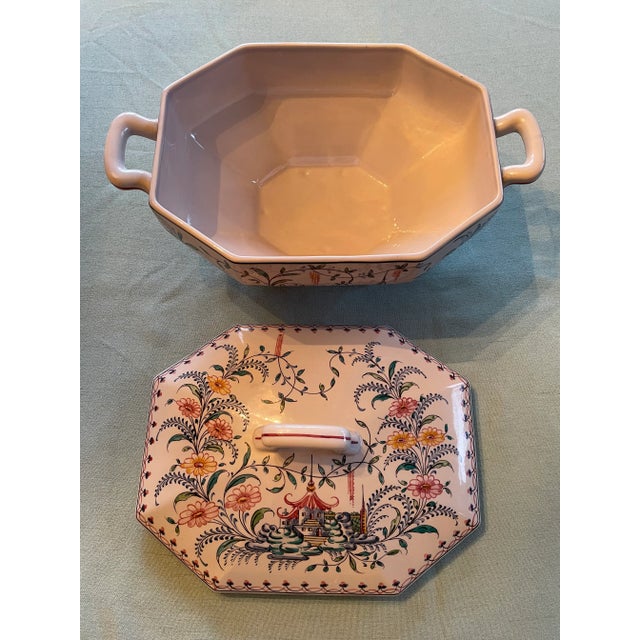 Chinoiserie 1970s Mottahedeh Porcelain “Pagoda Garden” Covered Tureen Hand-Painted in Portugal For Sale - Image 3 of 12