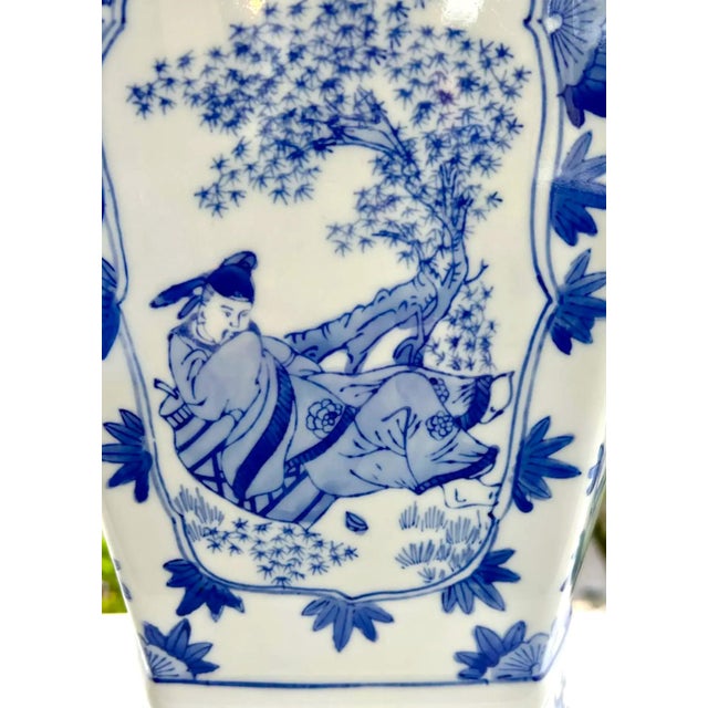 Large Chinese Vintage Blue and White Vase For Sale - Image 4 of 7