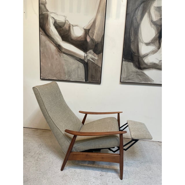 Milo Baughman for Thayer Coggin 1950s Mid-Century Walnut Recliner in the Style of Milo Baughman for Thayer Coggin For Sale - Image 4 of 7