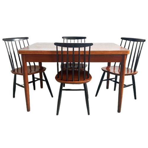 Vintage mid-century Danish-design dining table made of teak with an extendable tabletop from the 1960s. This Scandinavian-...