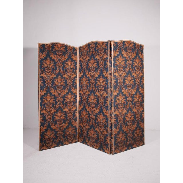 This exquisite three-panel folding screen serves as a monumental statement piece, showcasing a luxurious damask-patterned...