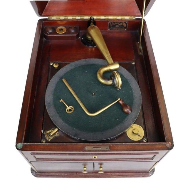 1920s Victor Talking Machine Co. Victrola Vvxi Walnut Tabletop Phonograph C1920 For Sale - Image 5 of 15