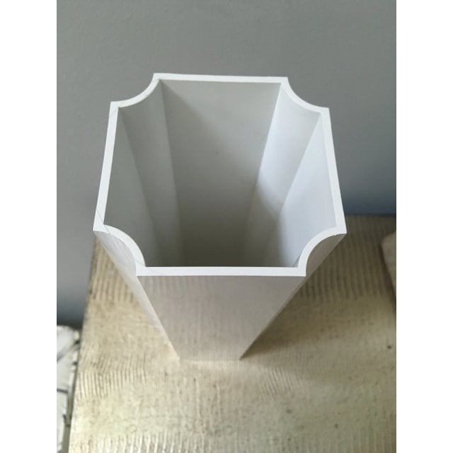 Great looking, simple lines.. This vase doesn’t even need flowers to look good!!