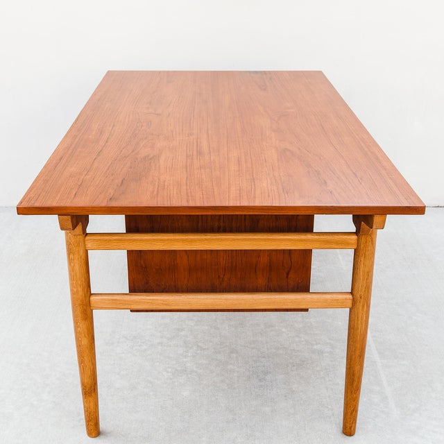 1960s Large Danish Teak & Oak Expandable Executive Desk After Arne Vodder For Sale - Image 10 of 18