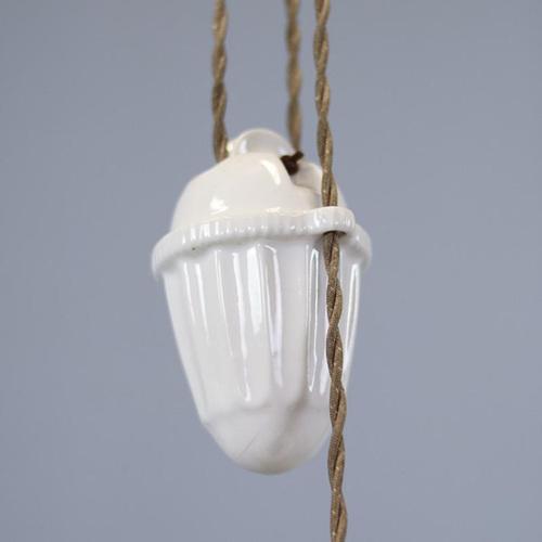 This antique hanging lamp dates from the 1910s/1920s. What is special about this specimen is that the lamp can be adjusted...