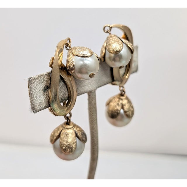 Vintage 1950s Signed Napier Goldtone Faux-Pearl Drop Clip Earrings-2 Pieces For Sale In Philadelphia - Image 6 of 12