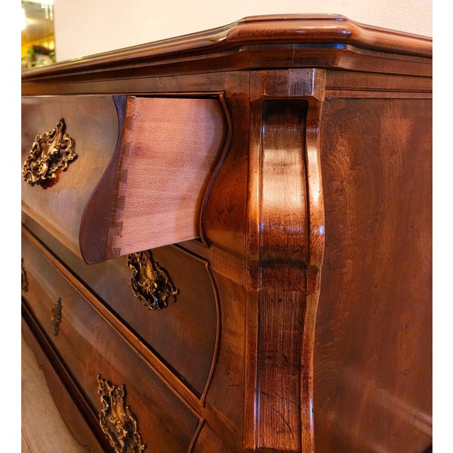 Brown Vintage Henredon Louis XV Style Burled Bombe Chest/Dresser For Sale - Image 8 of 14