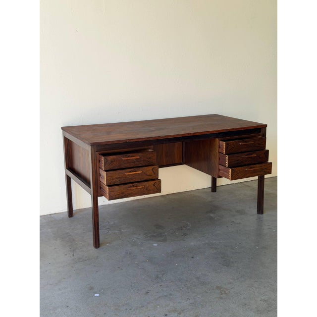 Mid Century Danish Rosewood Desk in Style of Kai Kristiansen – Floating Top Executive Writing Desk 1960s For Sale - Image 4 of 10