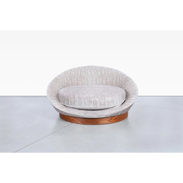 Mid-Century Modern Mid-Century Modern Oversized Walnut Satellite Lounge Chair by Milo Baughman For Sale - Image 3 of 10