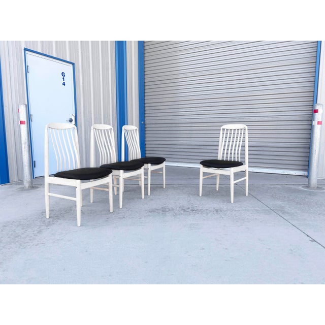 1980s 1990s Mid-Century White Slatted Dining Chairs With Black Vinyl Seats - Set of 6 For Sale - Image 5 of 14
