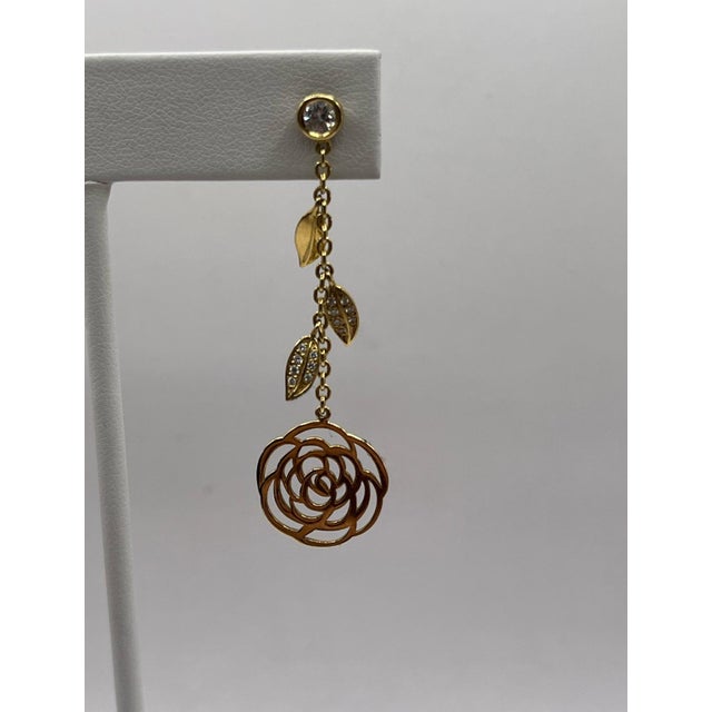 Chanel Chanel 18k Gold & Diamond Bouton De Camélia Earrings, A Pair For Sale - Image 4 of 8