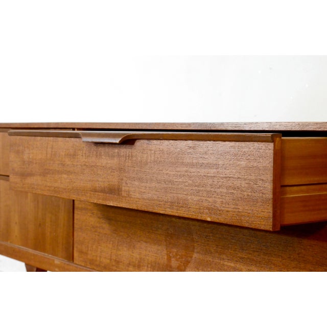 1960s Mid-Century Modern Chest of Drawers in Teak from Austinsuite, 1960s For Sale - Image 5 of 9