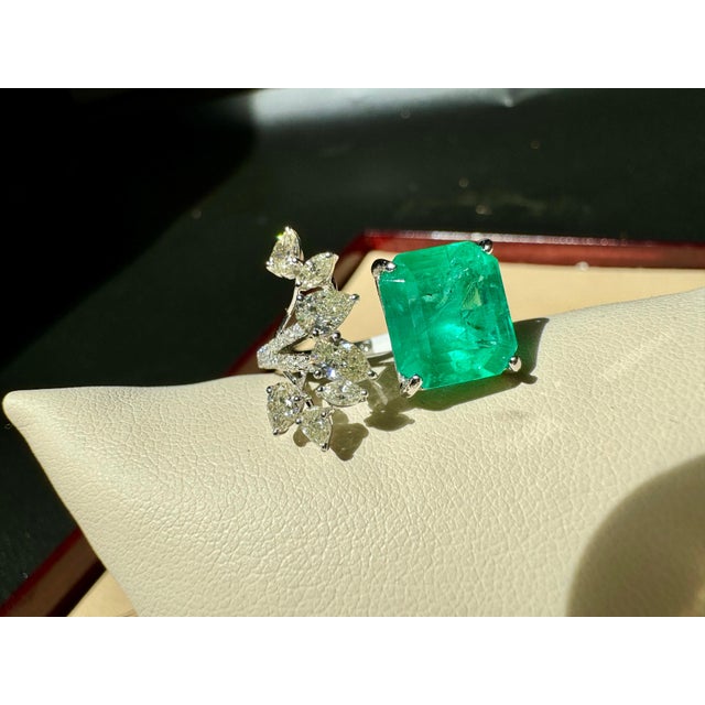 4.85 Ct Emerald Cut Emerald & 0.92 Ct Diamond Bypass Ring in 18 Kt Gold Size 7 For Sale - Image 11 of 18