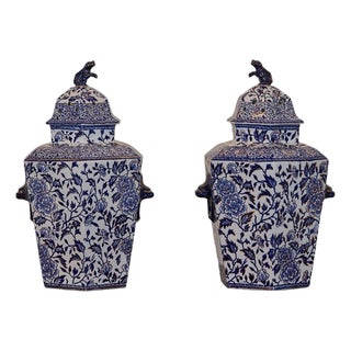 English 19th Century Blue and White Porcelain Lidded Pot Pourri Pots with Dogs For Sale