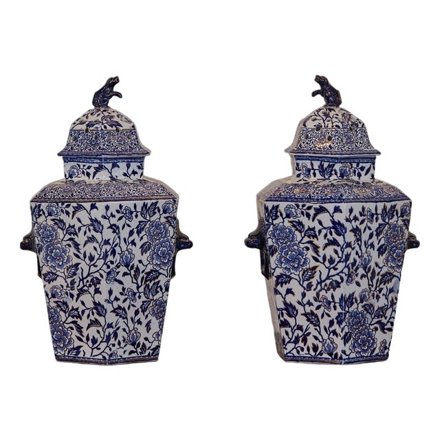 English 19th Century Blue and White Porcelain Lidded Pot Pourri Pots with Dogs For Sale