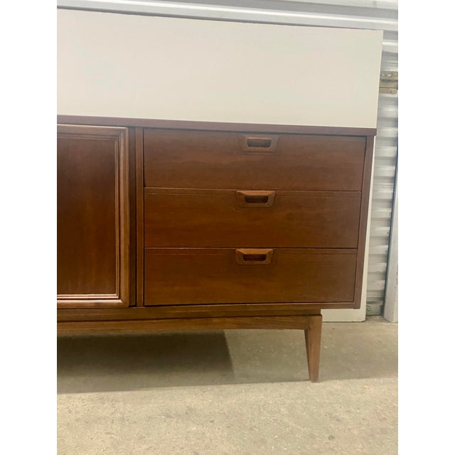 Mid-Century Modern Credenza Attributed to United Furniture . For Sale In Miami - Image 6 of 12