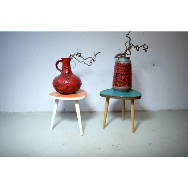 This offer includes two original plant stands from the 1950s. The tabletop has an asymmetrical kidney shape with rounded...