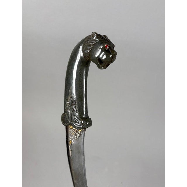 Gemstone Kard jade dagger with lion's head, India, Mughal Dynasty (1526-1857) For Sale - Image 7 of 9