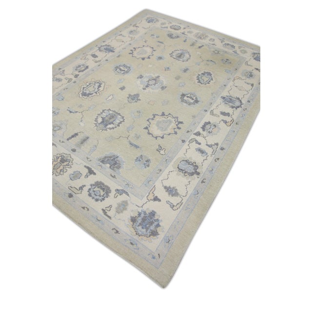 This modern Turkish Oushak rug is a stunning piece of art that has been handwoven using traditional techniques by skilled...