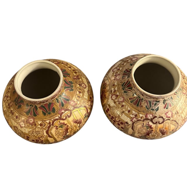 1970s Vintage Satsuma Style Porcelain Lidded Temple Jars With Moriage and Gilt Detailing - A Pair For Sale - Image 5 of 12