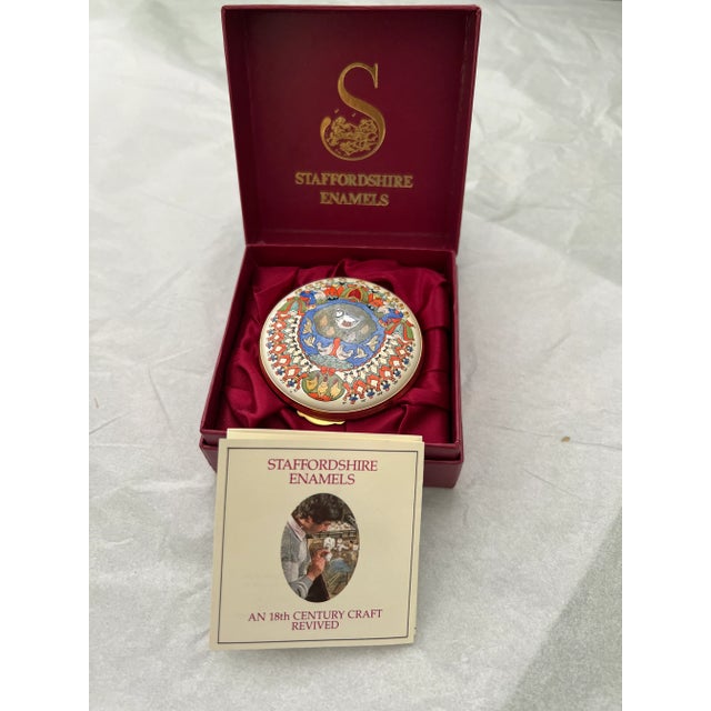 English Vintage 1980s Staffordshire Enamel Box, 12 Days of Christmas, Made in England. For Sale - Image 3 of 13