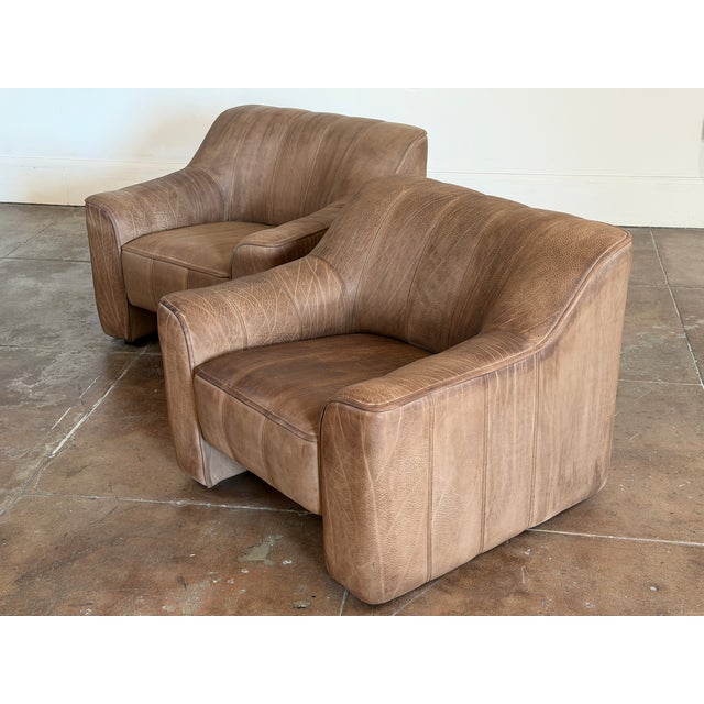 1970s DeSede DS-44 lounge chairs in taupe buffalo leather, in good vintage condition, leather shows patina throughout. No...
