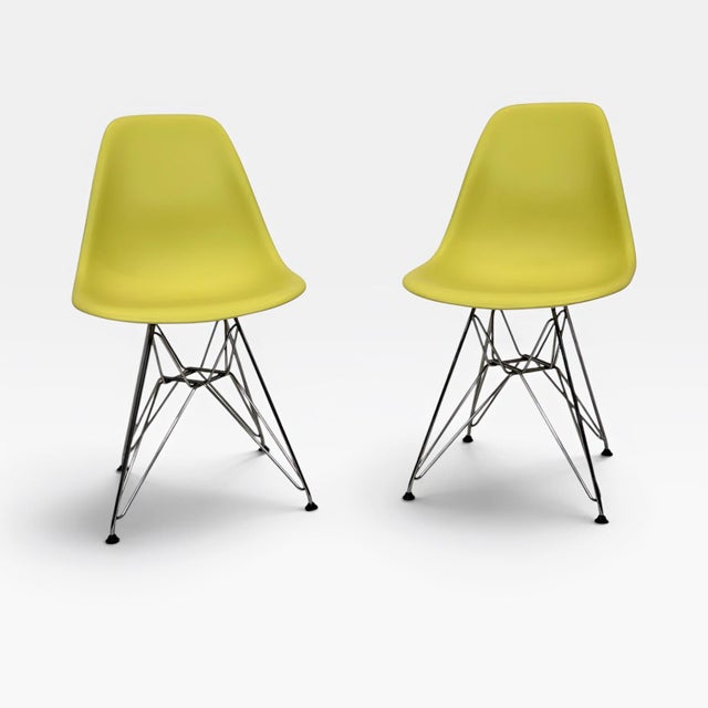 This pair of authentic Eames Molded Plastic Side Chairs (DSR) features lime green molded plastic seats with the classic...