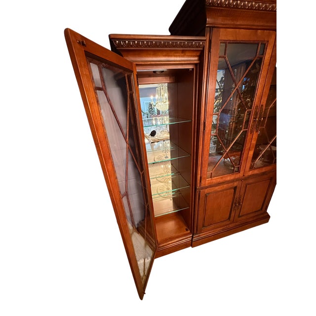 Late 20th Century Hickory White Hampton Collection China Cabinet For Sale In Indianapolis - Image 6 of 14