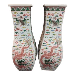 A Pair of Chinese Ceramic Vase Qing Dynasty Kangxi Marked Famille Verte Porcelain Square Vase Hand Painted Cloud and Dragons Pattern For Sale