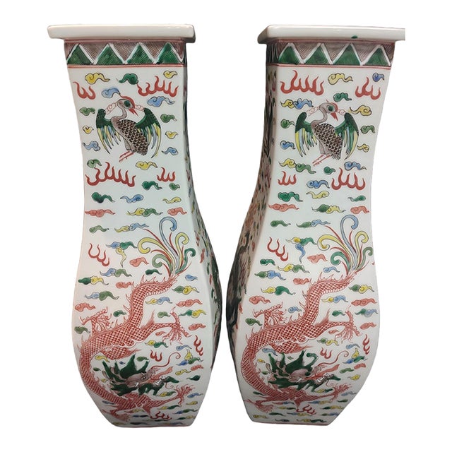 A Pair of Chinese Ceramic Vase Qing Dynasty Kangxi Marked Famille Verte Porcelain Square Vase Hand Painted Cloud and Dragons Pattern For Sale