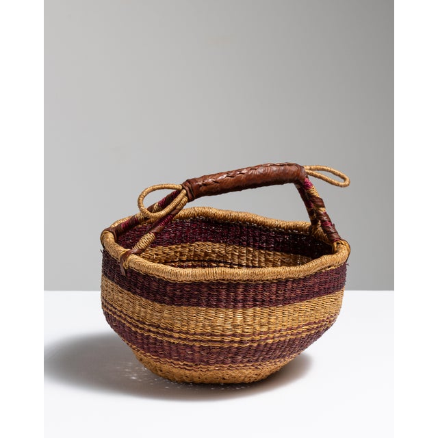 Mid 20th Century United Kingdom Tan Wicker Basket For Sale - Image 10 of 15