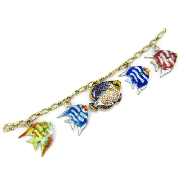 Mid 20th Century Multi-Color Enamel 5 Fish 14k Yellow Gold Charms Chain Bracelet For Sale - Image 4 of 7