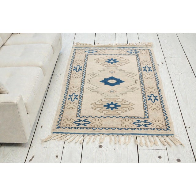 Modern Hand Woven Neutral Beige Rug For Sale - Image 11 of 11
