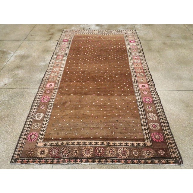 Galerie Shabab Collection Mid-20th Century Handmade Turkish Anatolian Gallery Carpet For Sale - Image 4 of 10