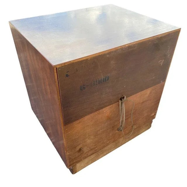 Chinoiserie Nightstand by Henredon Tansu Vintage Dark Wood & Brass Asian Hollywood Regency Campaign Chinese Charging End Table For Sale - Image 9 of 10