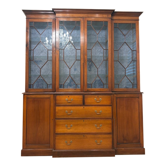 Late 20th Century George III / Chippendale Style Mahogany Breakfront Library Bookcase With Astragal Glazing & Original Lighting For Sale