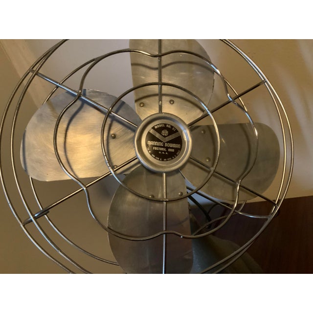 Manning Bowman & Co. 1940s Industrial Manning-Bowman Model 51 Oscillating Desk Electric Fan For Sale - Image 4 of 11