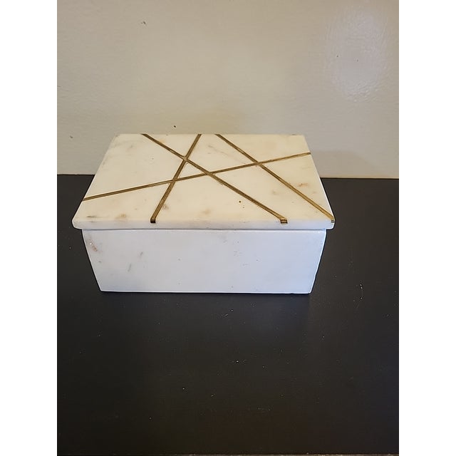 Mid-Century Modern Vintage White Alabaster Jewelry Box Storage Lidded Brass Insert For Sale - Image 3 of 12
