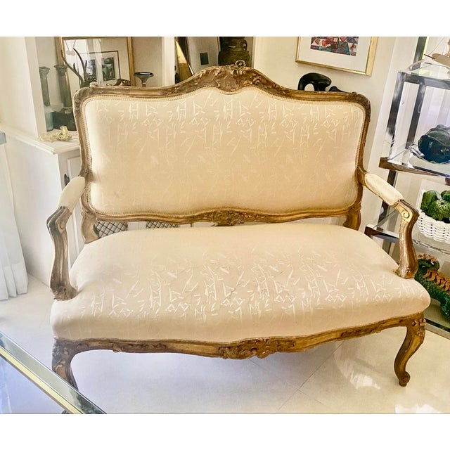 Early 20th Century Early 20th Century French Louis XV Style Giltwood Carved Settee in Cream Upholstery For Sale - Image 5 of 9