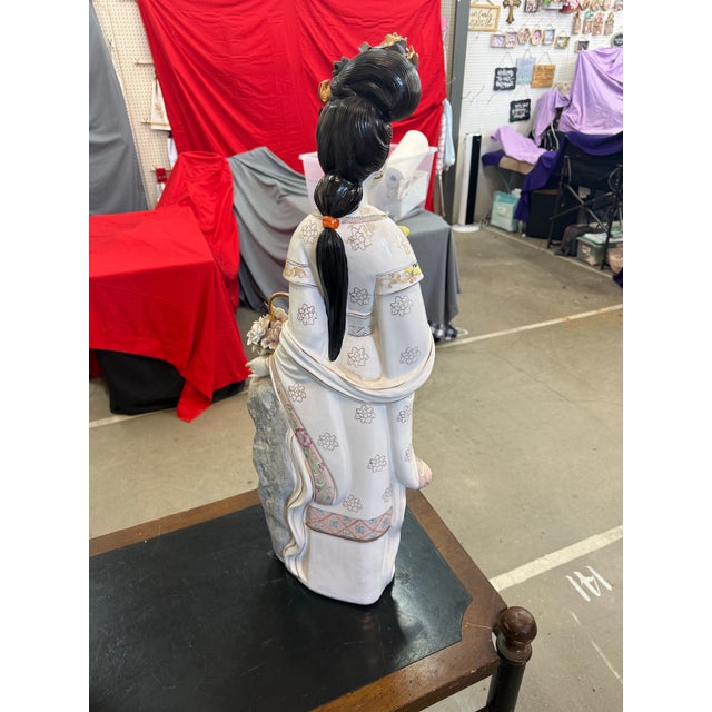 Vintage Hand Painted Porcelain Japanese Geisha statue 32in Tall Excellent condition minor scratches. See pictures for more...