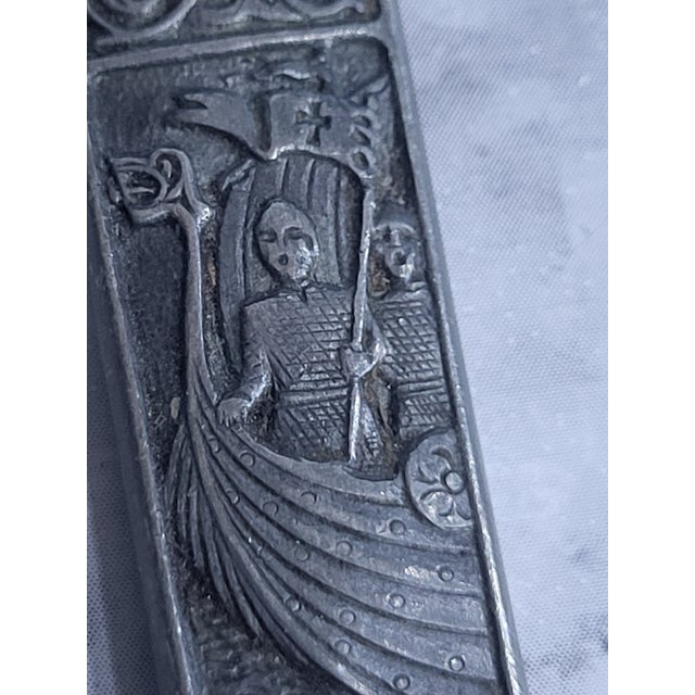 Hardanger Konge Tinn (Royal Pewter) with the King Olaf motif is a vintage Norwegian line produced by Hardanger Sylvplett /...