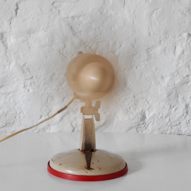 Structure and base in beige lacquered metal, chromed metal inserts. The blades are not rigid, red rubber under the base to...