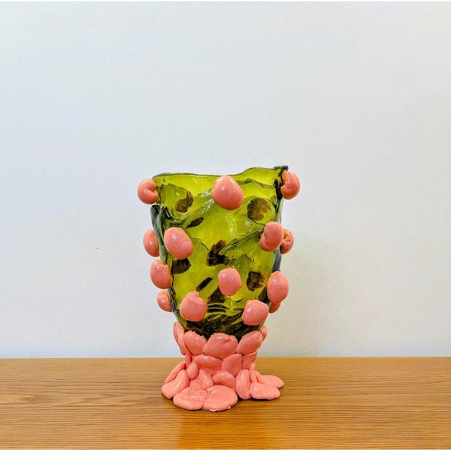 Medium nugget vase in liquid resin, antique pink and transparent green. The vase is new, therefore in excellent condition,...