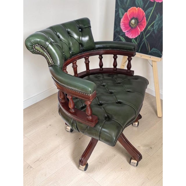 1980s Vintage Chesterfield Style Captain's Swivel Desk Chair in Green Leather, 1980s For Sale - Image 5 of 18