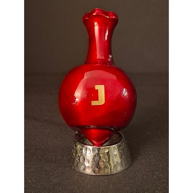 1990s Modern Enamel Pomegranate Dreidel Sevivon Solid Metal Gilt Hebrew Letters Base Stand For Sale - Image 4 of 14