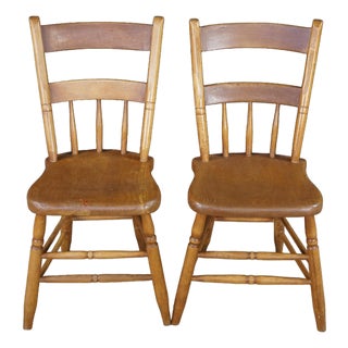 2 Antique 19th Century Colonial Windsor Thumb Back Maple Side End Chairs Pair For Sale